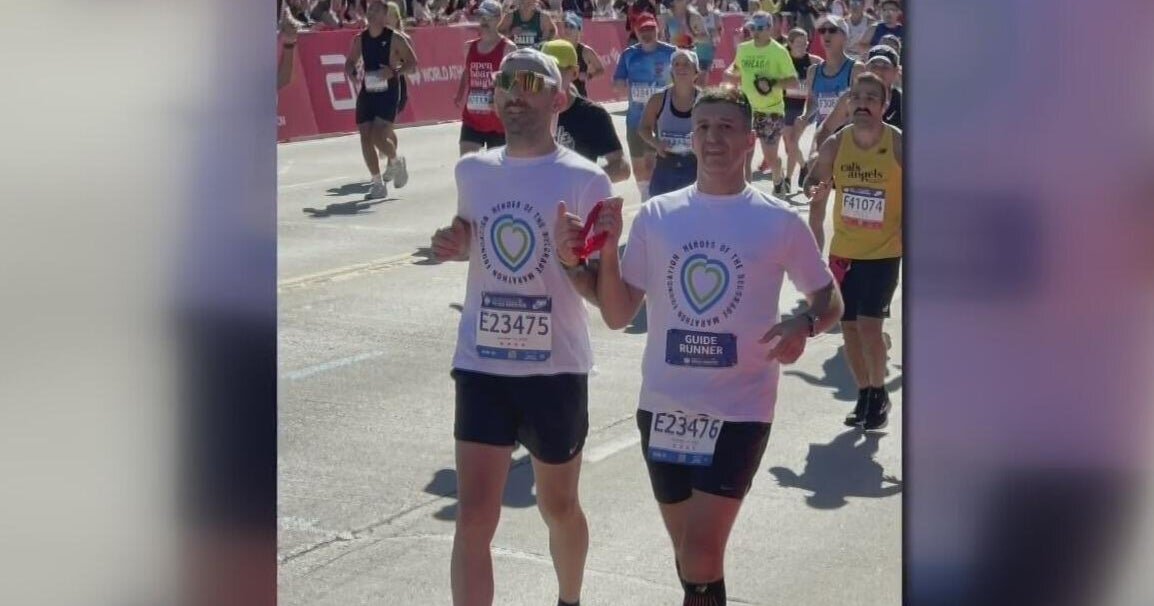 Srpski trkač Milan Petrović završava maraton u Čikagu uprkos slepilu.