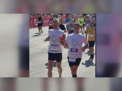 Srpski trkač Milan Petrović završava maraton u Čikagu uprkos slepilu.