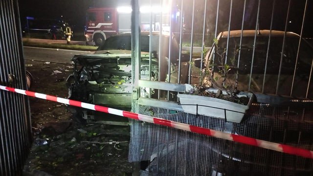Una bomba della mafia distrugge l'auto di un giornalista in Italia.