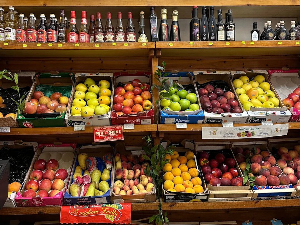 Espatriato americano condivide esperienze sulla spesa alimentare in Italia