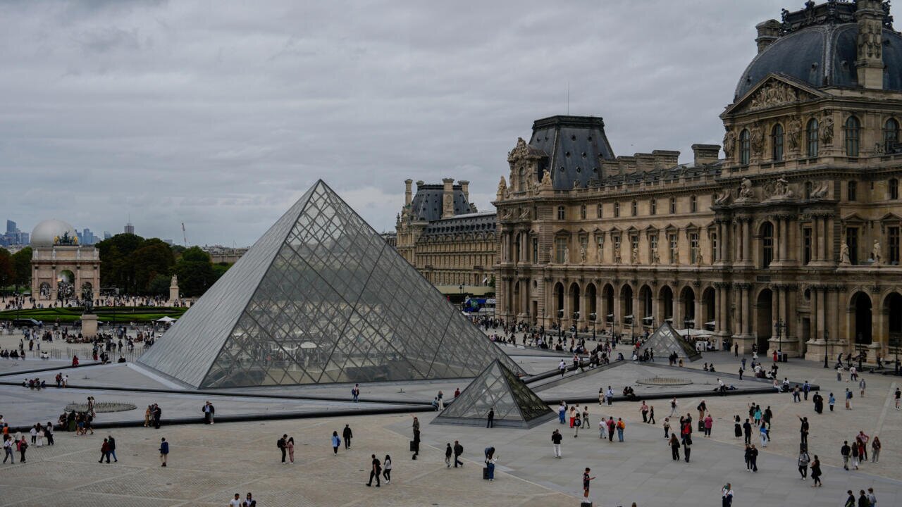 Louvre Museum Temporarily Closed Following Reported Robbery