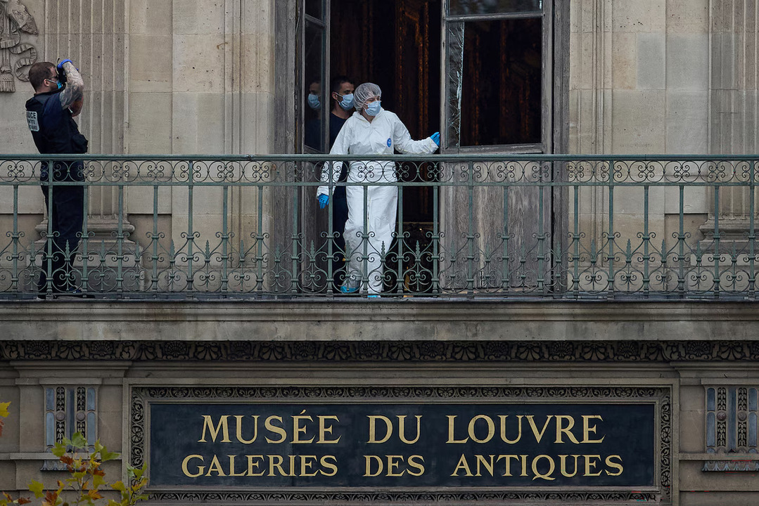 Louvre Museum Closes as Police Hunt Professional Jewel Thieves