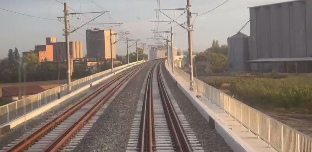 Srbija otvara obnovljenu železničku prugu Novi Sad–Subotica koja se povezuje sa Mađarskom.