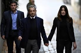 L'ancien président français Nicolas Sarkozy commence une peine de prison de cinq ans.