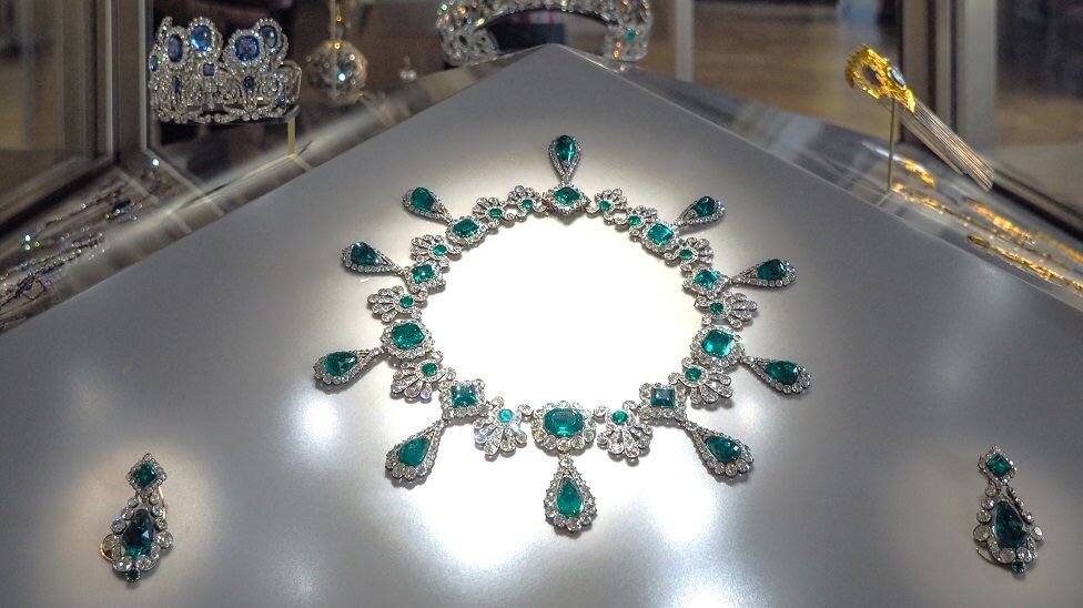 La France est confrontée à des questions concernant des bijoux manquants du Louvre.