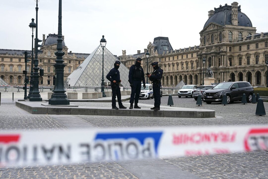 La police lance une chasse à l'homme après un audacieux vol de bijoux au Louvre.