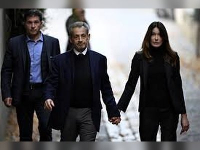 L'ancien président français Nicolas Sarkozy commence une peine de prison de cinq ans.