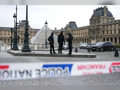 La police lance une chasse à l'homme après un audacieux vol de bijoux au Louvre.