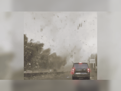 Un mort après qu'une rare tornade a frappé près de Paris.