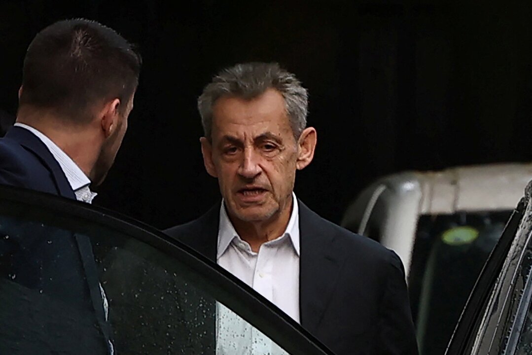 L'ancien président français Sarkozy purgera sa peine dans une prison de la banlieue parisienne.