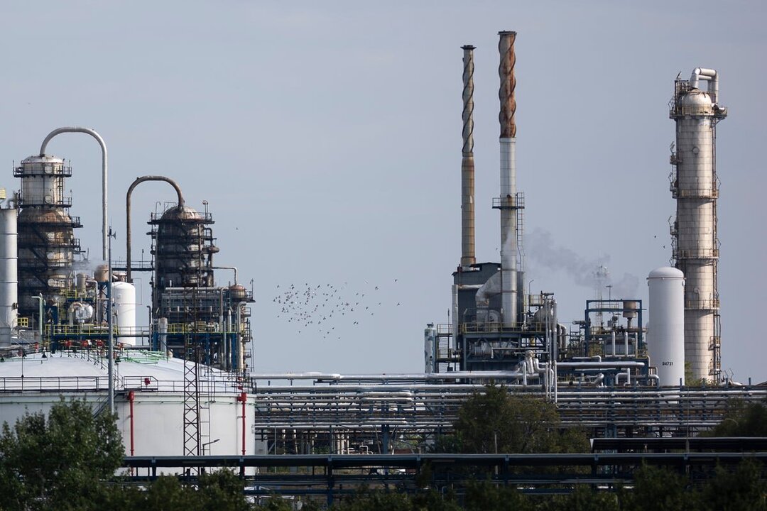 Fire Contained at Hungary’s Main Oil Refinery Amid Ongoing Investigation