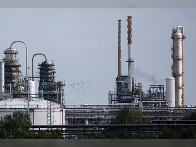Tűz oltva Magyarország fő olajfinomítójában a folyamatban lévő nyomozás közepette