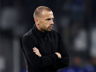 Ajax Coach Praises Chelsea’s Strength and Squad Depth Ahead of Clash
