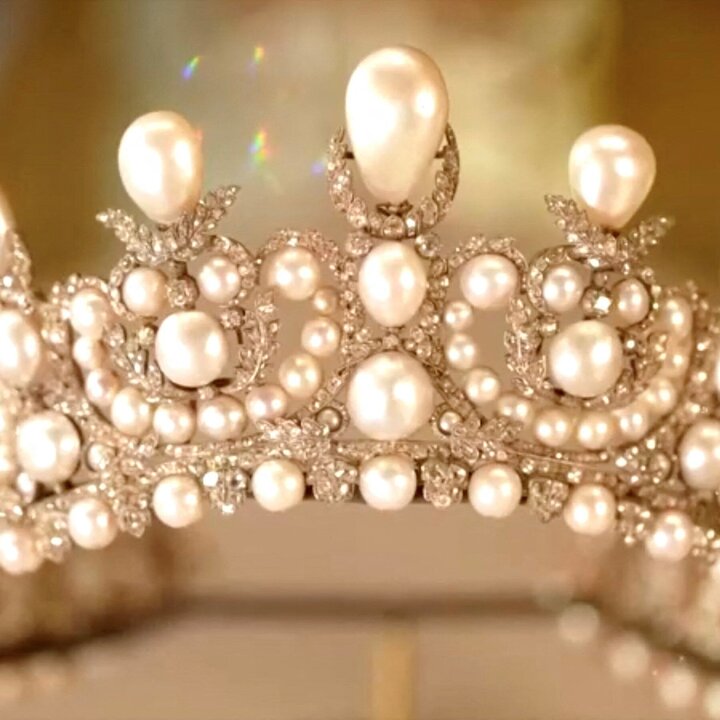 Un vol massif de bijoux de 102 millions de dollars choque le musée du Louvre.