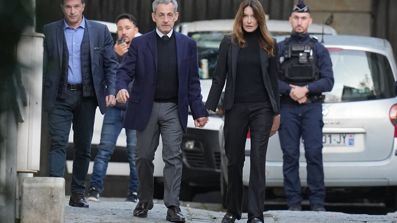 L'ancien président français Nicolas Sarkozy commence une peine de prison de cinq ans.