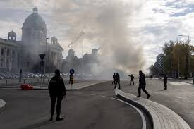 Pucnjava i vatra izbile ispred parlamenta Srbije u Beogradu