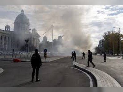 Pucnjava i vatra izbile ispred parlamenta Srbije u Beogradu