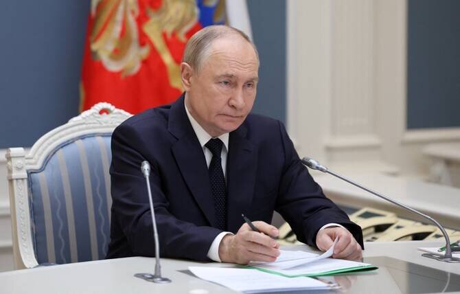 US Announces New Sanctions Against Russia's Oil Giants in Effort to End Ukraine War