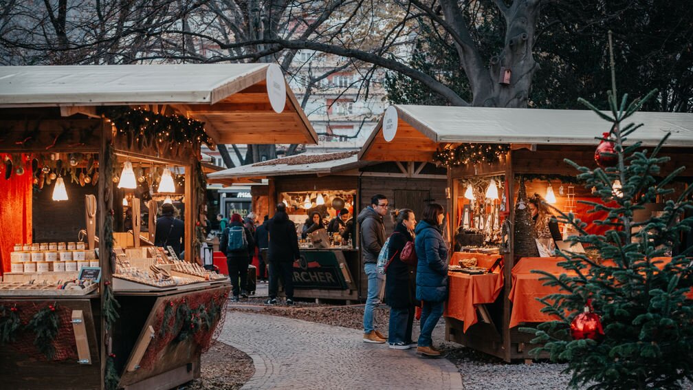 Le destinazioni natalizie in Italia promettono fascino festivo e tradizione.