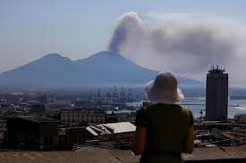 Il Monte Vesuvio chiude ai turisti a causa della continua minaccia degli incendi.