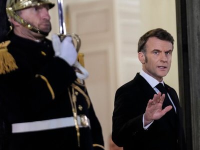 La France pourrait reconsidérer son arsenal nucléaire en cas de plan de sauvetage économique, selon des analystes.