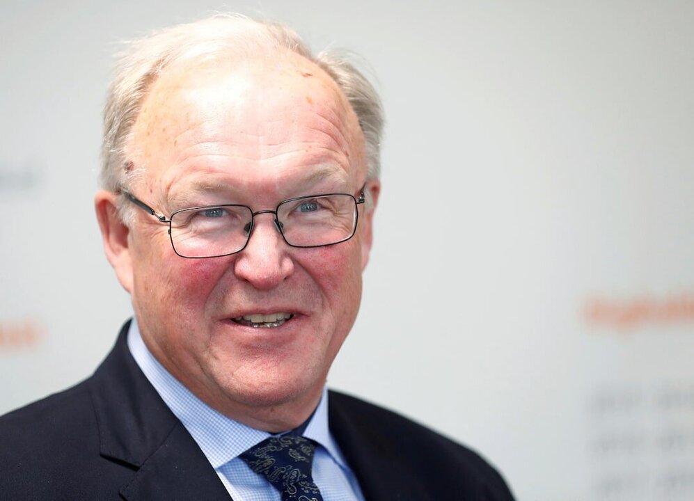 Les politiques économiques de la France sous scrutiny au milieu des comparaisons avec le modèle fiscal de la Suède.