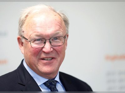 Les politiques économiques de la France sous scrutiny au milieu des comparaisons avec le modèle fiscal de la Suède.