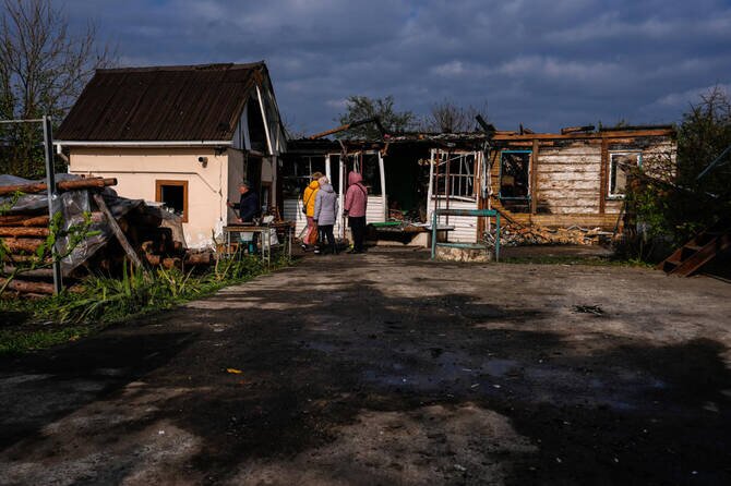 Russian Strikes Kill Rescuer and Damage Synagogue in Ukraine