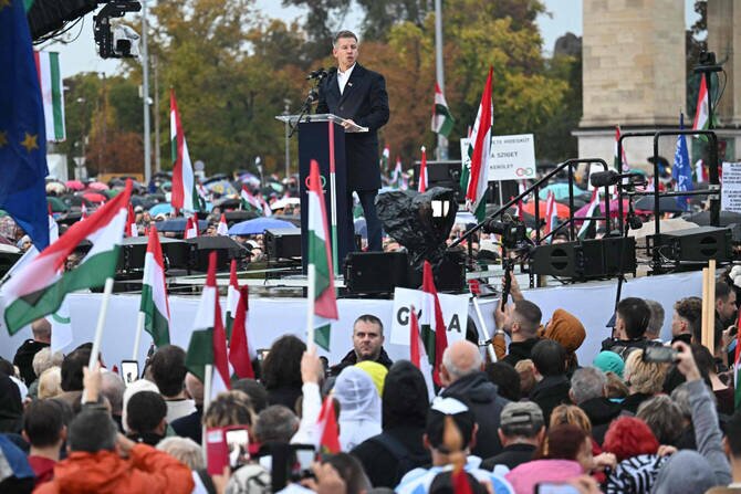 Hungarian Voters Stage Rival Demonstrations in Budapest Ahead of National Election