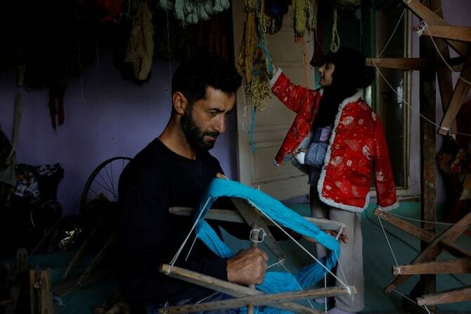 Hobbled by US Tariffs, Carpet Weavers in India's Kashmir Struggle to Stay Afloat