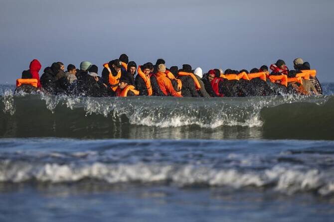 At least 14 dead as migrant boat sinks off Turkiye