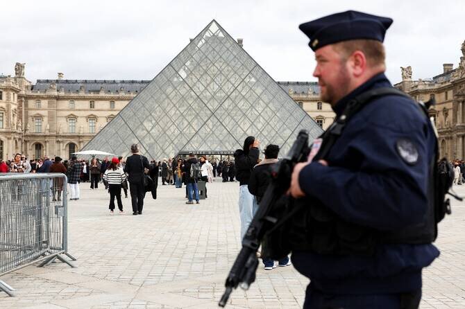 Louvre's Defenses Criticized as Jewel-Heist Suspects Near Custody Cutoff
