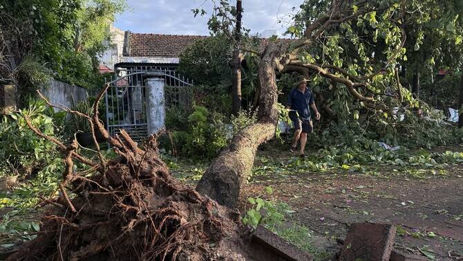 Typhoon Kalmaegi Kills Five in Vietnam as Philippines Prepares for New Storm