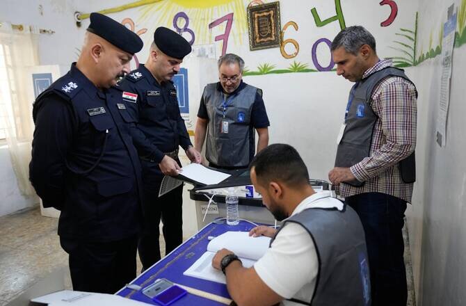 Iraqi Forces and Displaced People Cast Early Votes Ahead of Upcoming Parliamentary Elections