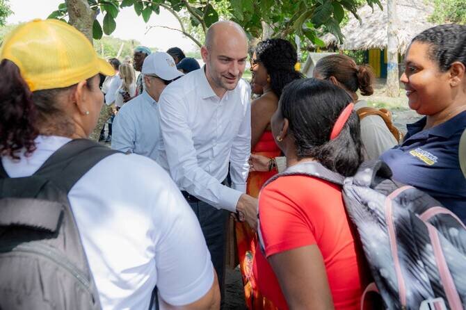 French Foreign Minister Vows to 'Defeat' Drug Trade During Colombia Trip