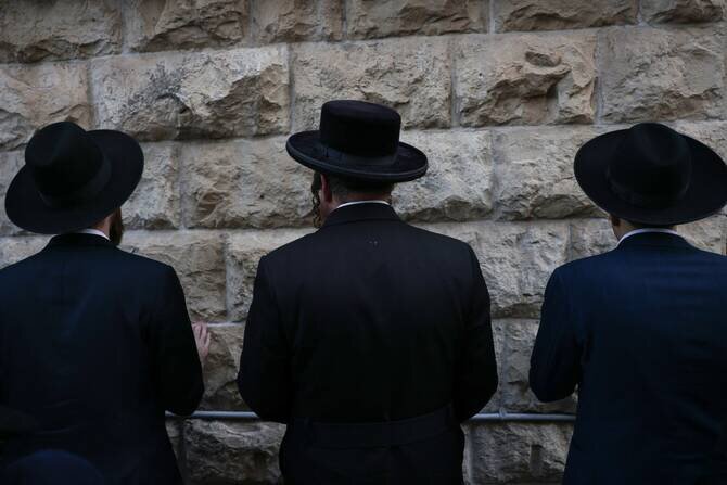 Israeli Settlers Vandalize Graves in Bab Al-Rahma Cemetery in Jerusalem