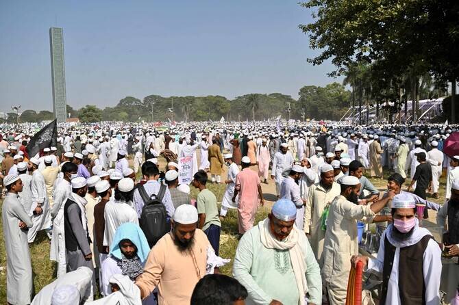 Bangladeshis Rally Against Minority Sect in Show of Hard-Line Force