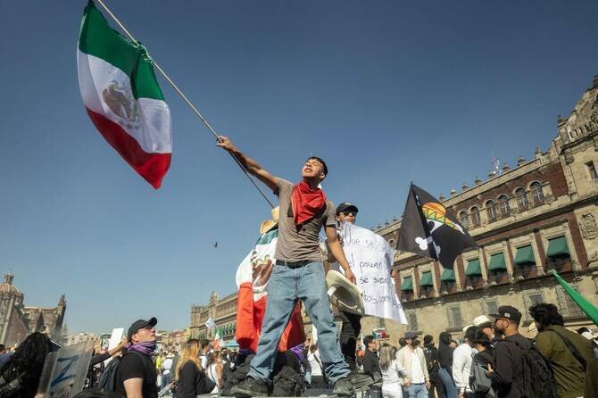 Protesters Clash with Police in Mexico City Over Crime and Corruption