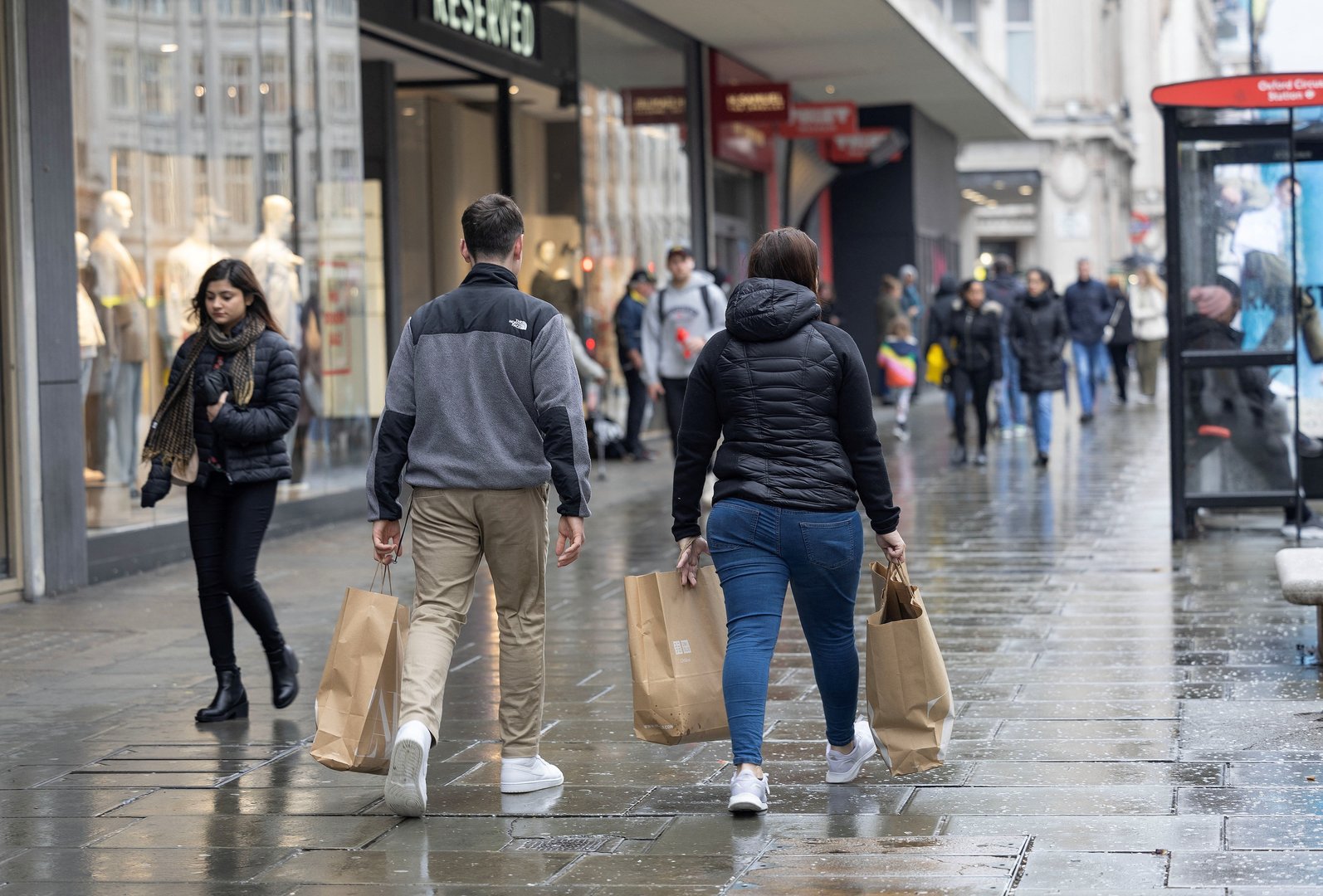 UK Retail Sales Fall Sharply in October as Consumer Confidence Wanes Ahead of Budget