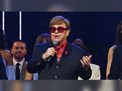 Elton John révèle une perte de vision sévère mais reste ferme dans l'espoir.
