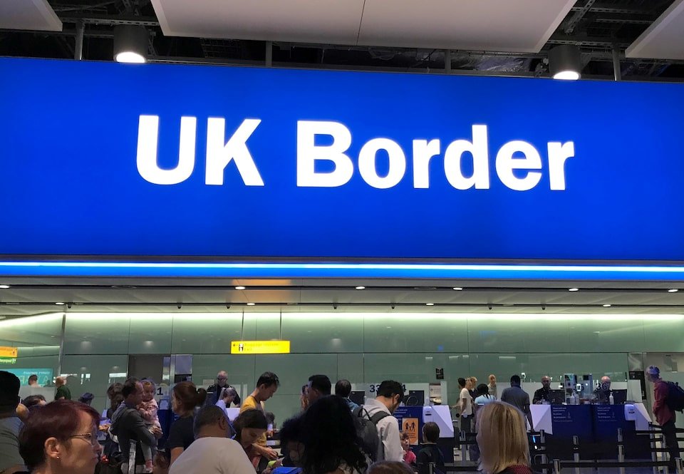 UK Net Migration Falls by Two-Thirds Amid Tighter Immigration Laws