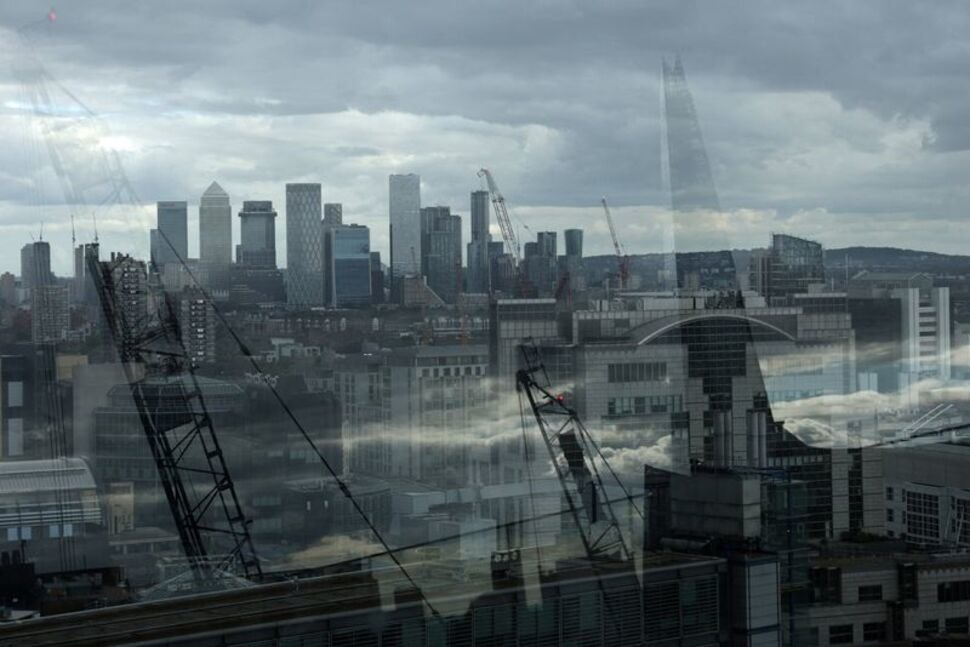 UK Services Sector Confidence Plunges at Fastest Pace in Three Years, CBI Warns