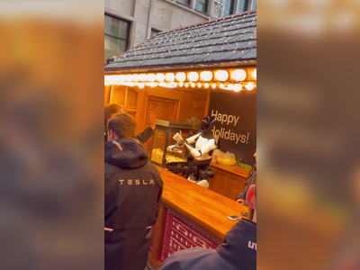 A Tesla Optimus robot pattogatott kukoricát árul a berlini karácsonyi vásárban.