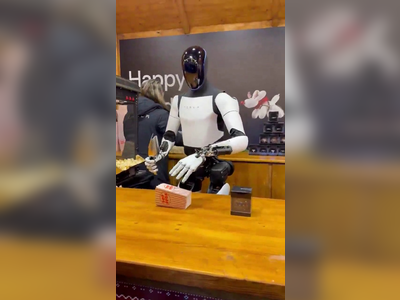 A Tesla Optimus robot pattogatott kukoricát árul a berlini karácsonyi vásárban.