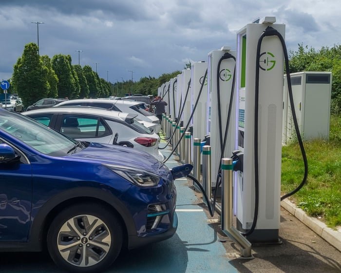 UK’s Electric Vehicle Charger Rollout Slows Sharply Amid Investment and Policy Concerns