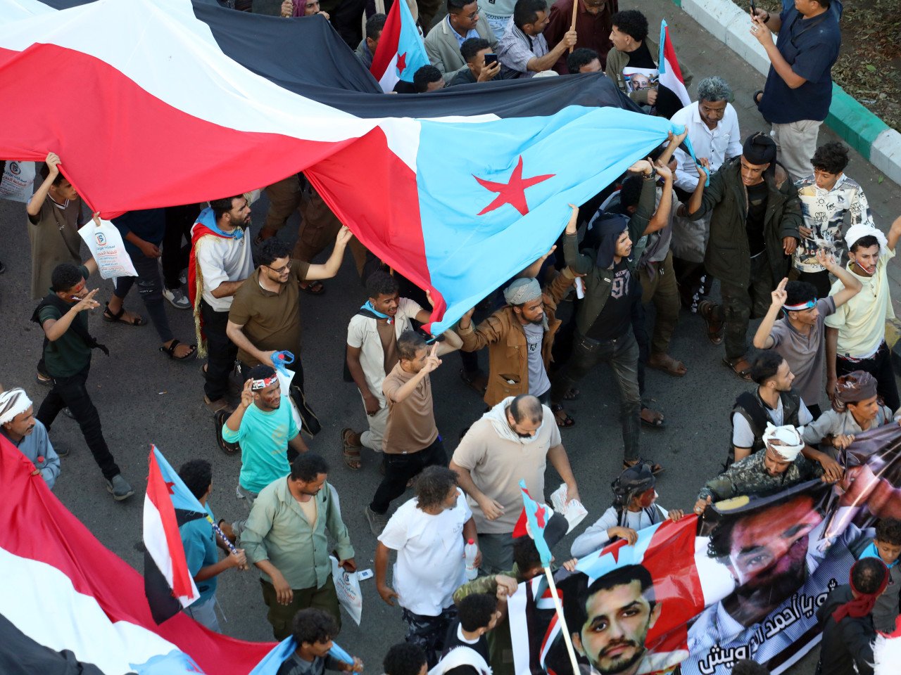 Saudi Arabia Strikes UAE-Backed Yemeni Separatists Amid Deepening Gulf Rift