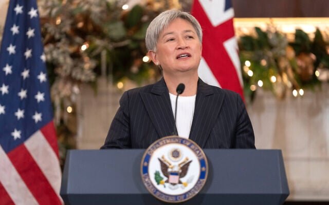 Australia’s Foreign Minister Expresses Deep Regret to Jewish Community After Bondi Beach Antisemitic Attack