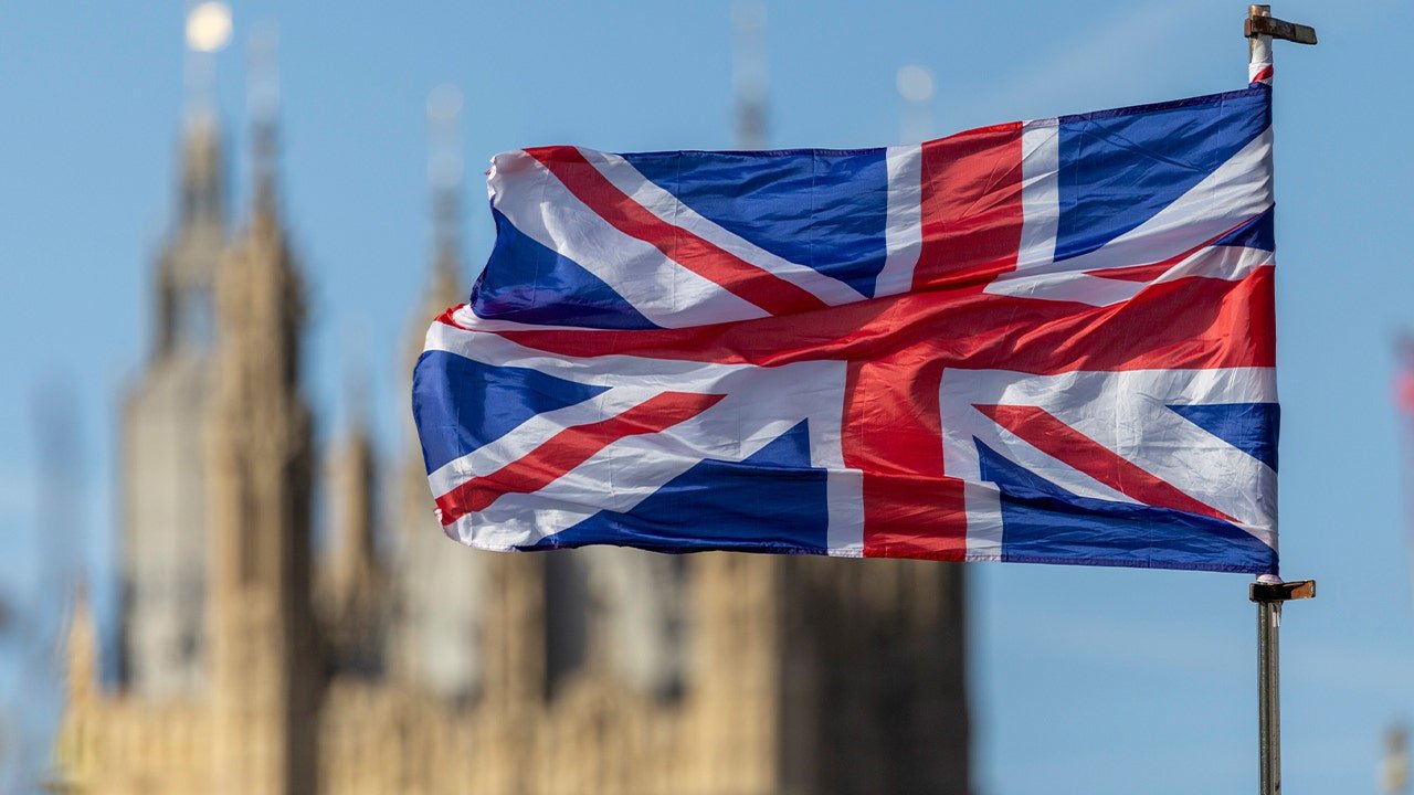 Debate Over National Symbols Deepens in UK as Flag-Flying Campaign Polarises Communities