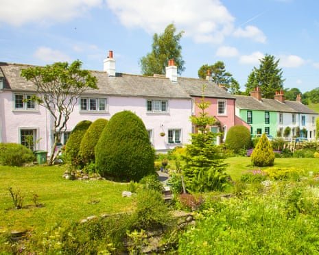 UK House Prices Fall Unexpectedly at End of 2025 as Market Growth Slows Sharply