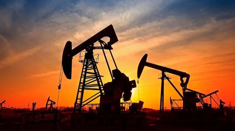 Saudi Arabia Reduces Official Oil Price to Asia for Third Consecutive Month Amid Global Glut